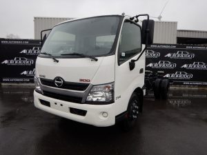 HINO 300 SIMPLE CABIN CHASSIS 2WD